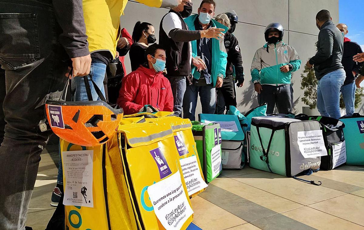 Concentración al finalizar la vuelta por la ciudad de Gandia. | T.Á.C.