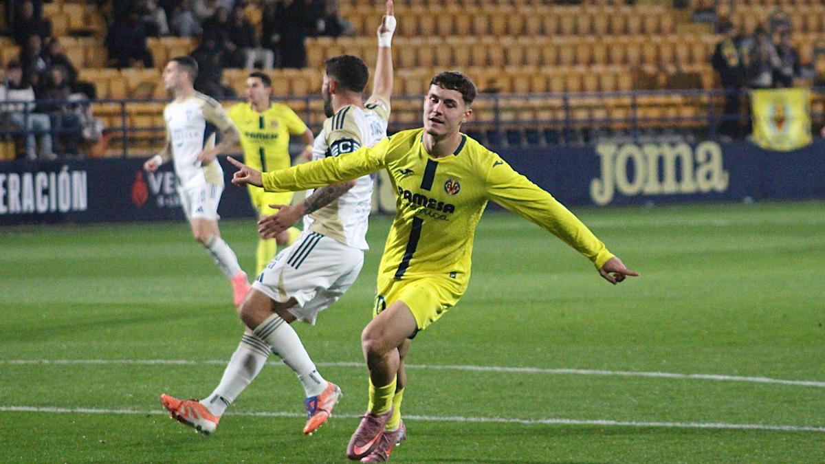 Albert García celebra el primer gol frente al Marbella que allanó el camino del triunfo.