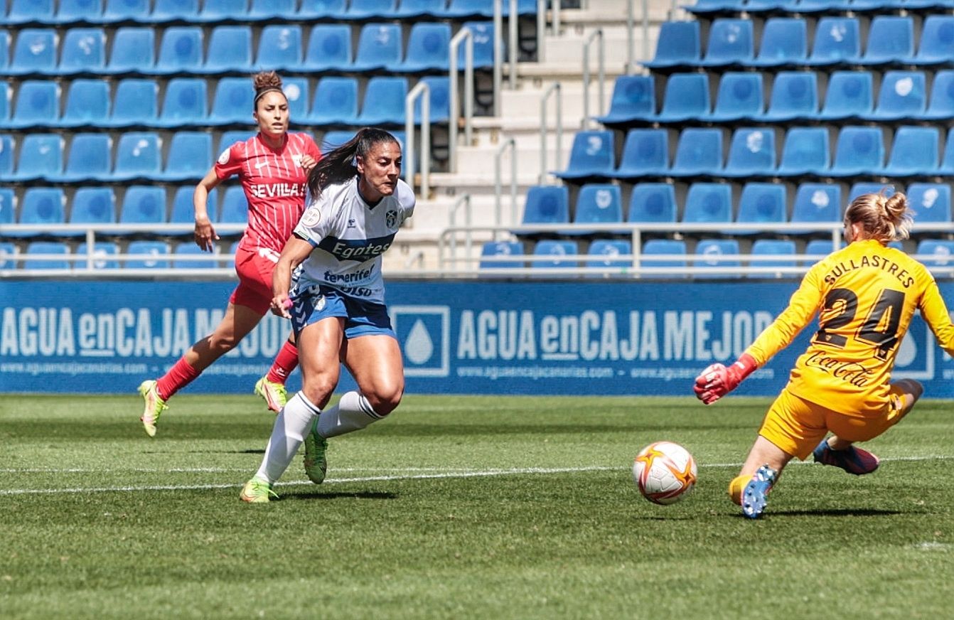 Partido futbol UDG Tenerife-Sevilla de Primera Iberdrola liga femenina