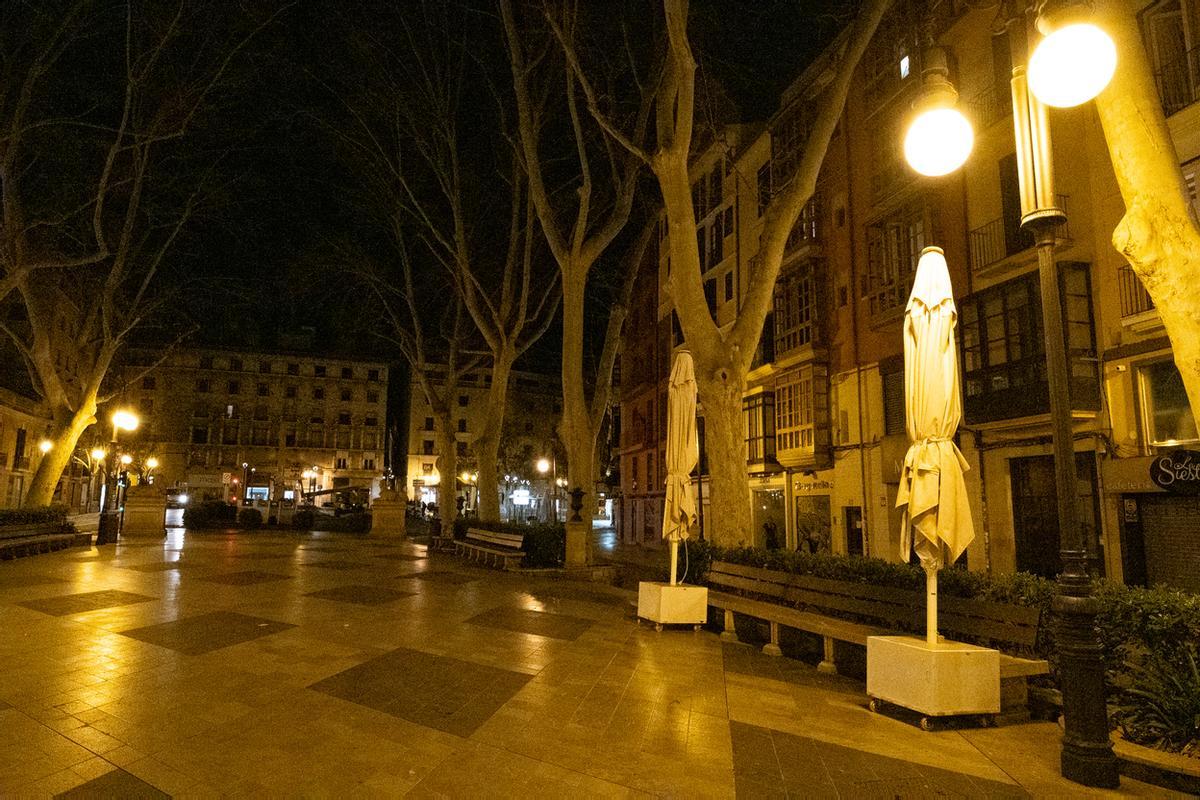 Un bar deja de madrugada dos sombrillas en el Born a ambos lados de un banco de piedra del paseo