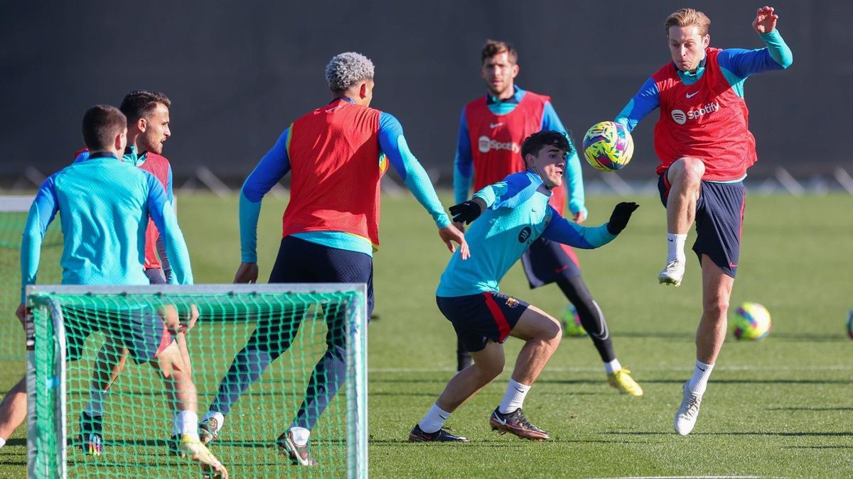 Pedri y Frenkie de Jong pelean pro un balón.