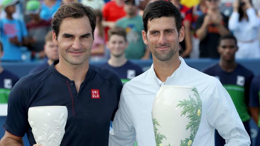 Federer y Djokovic, con sus trofeos.
