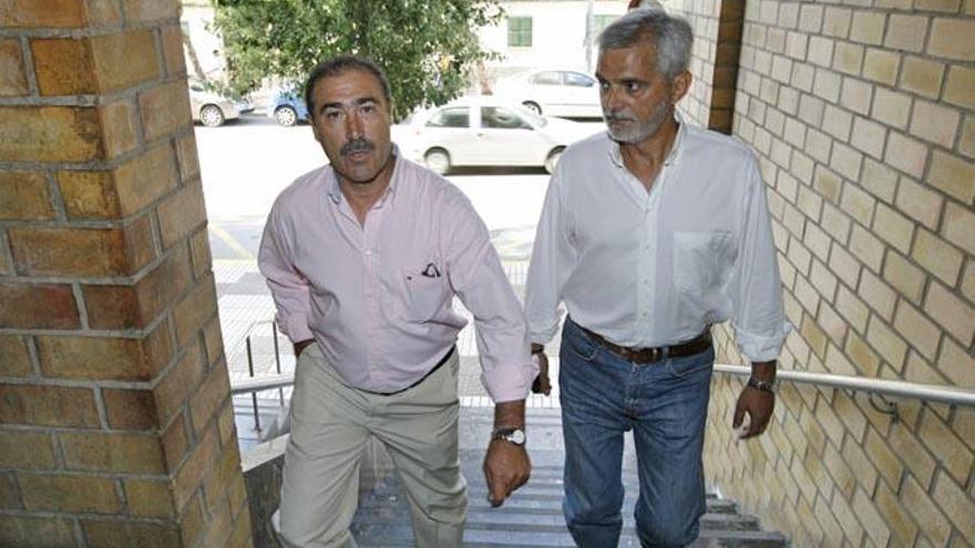 Roque López, a la izquierda, entra en los juzgados en una imagen de archivo.