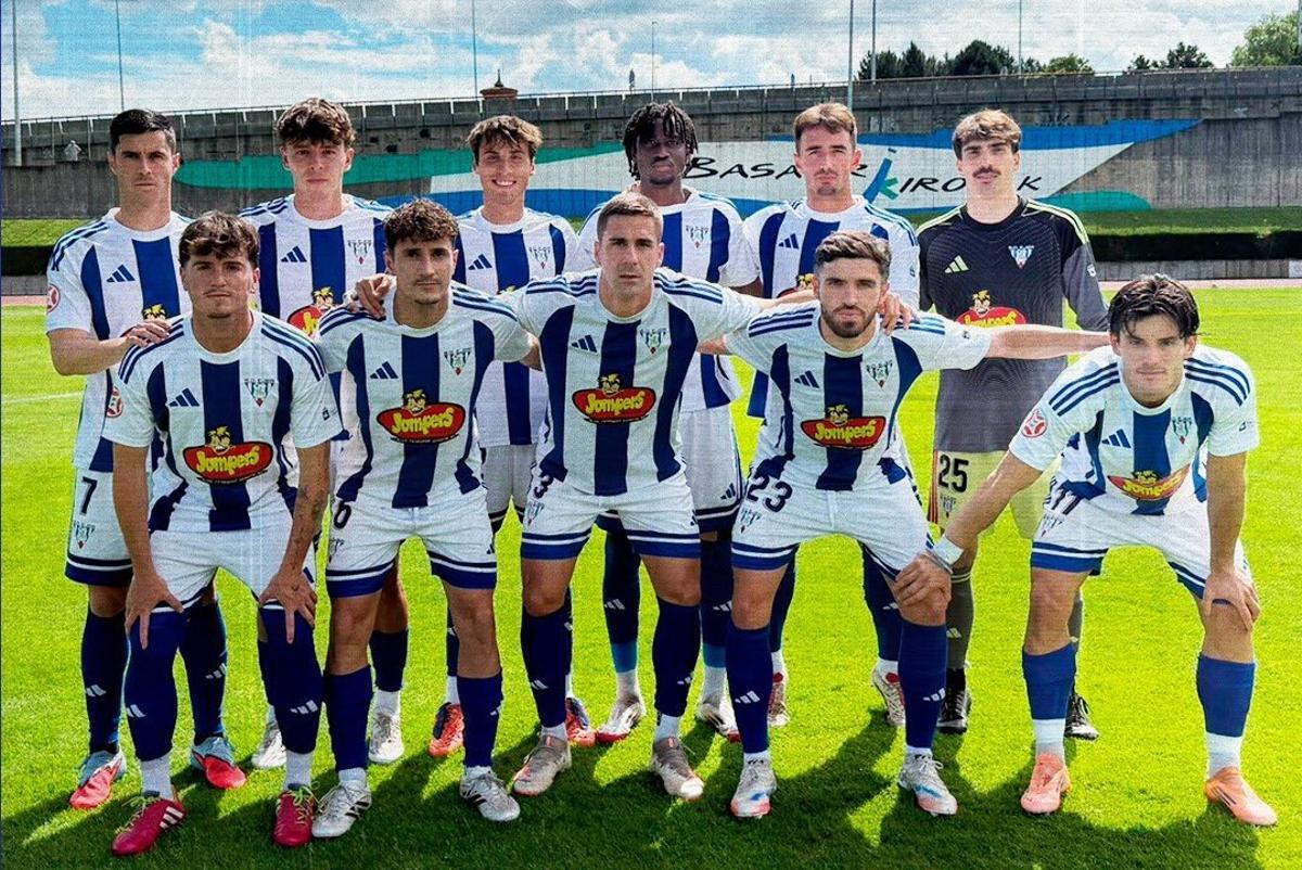 El once titular del Ejea, antes del encuentro a domicilio ante el CD Basconia.