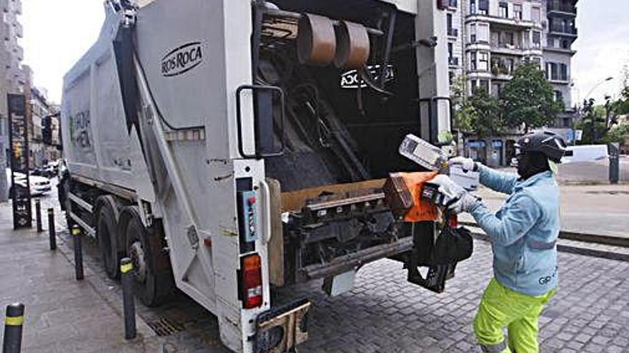 Un escombriaire dipositant residus en el camió, en imatge d&#039;arxiu.