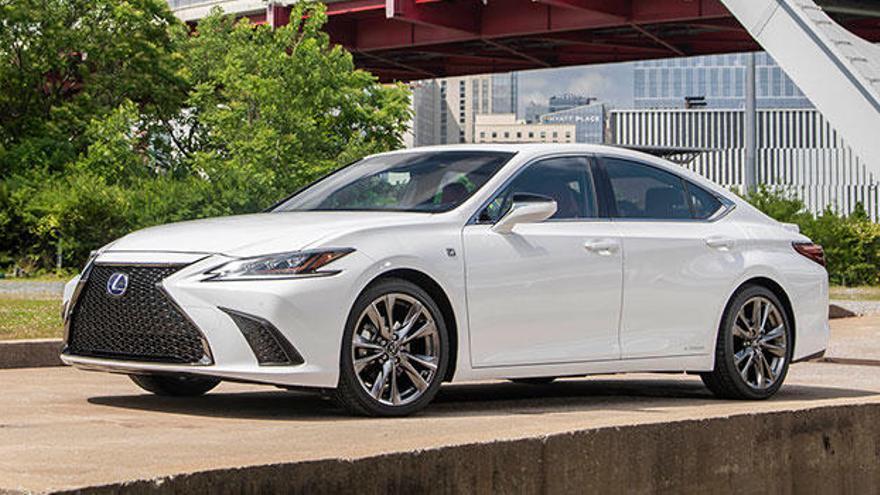 La línea estética del Lexus ES 300h transmite mucho estilo.