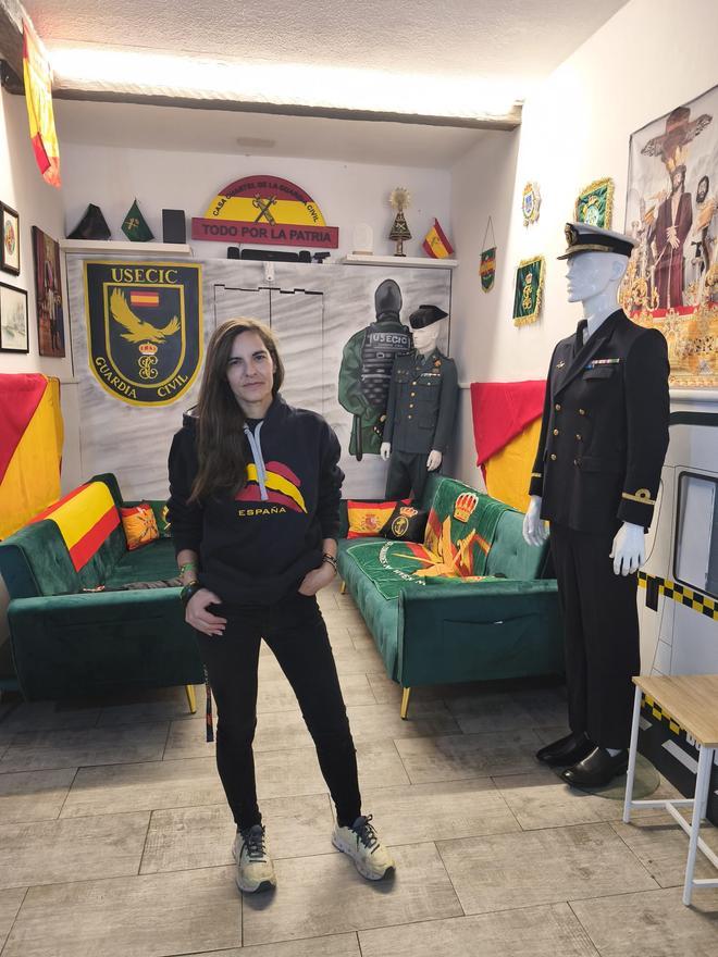 Así es el bar más patriota de Oviedo: banderas rojigualdas, uniformes de los cuerpos de seguridad y homenajes a Pelayo y La Santina