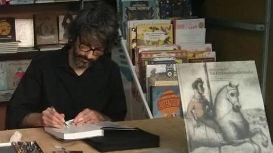 El alicantino Pablo Auladell, ayer firmando ejemplares.