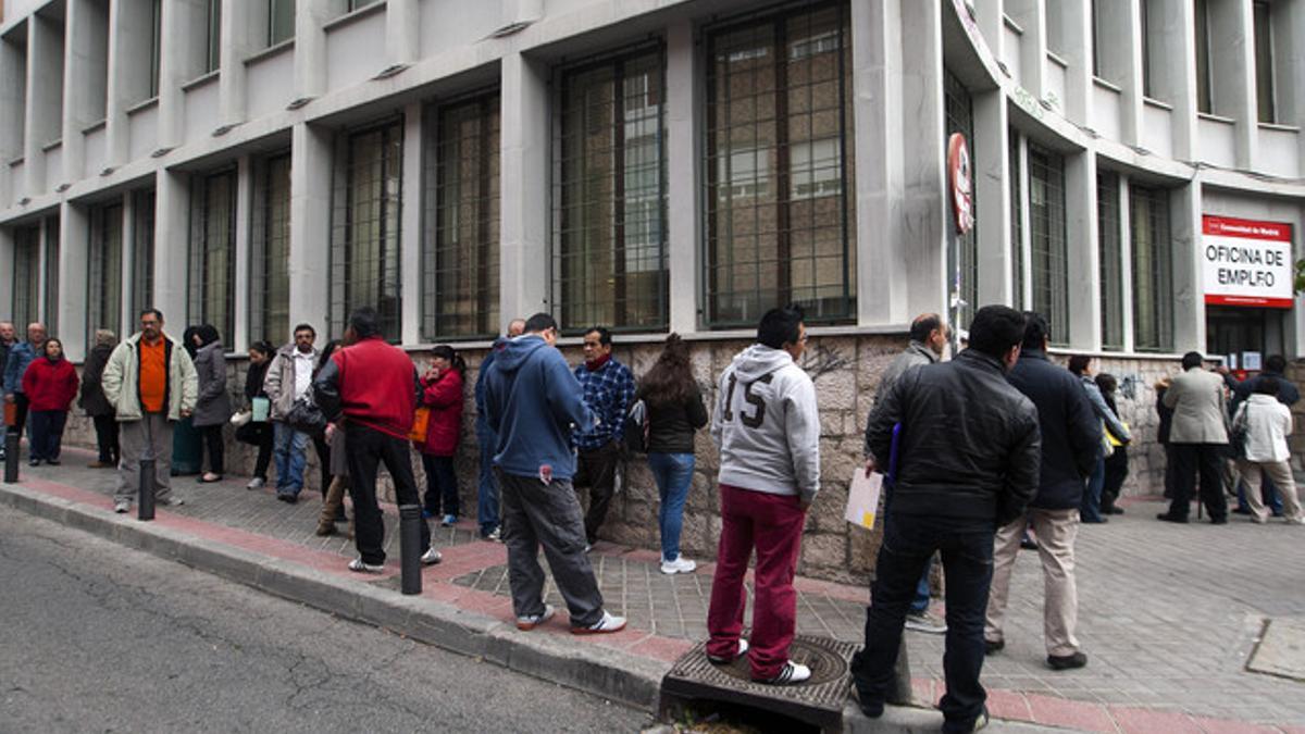 Cola de parados en una oficina de empleo en Carabanchel.