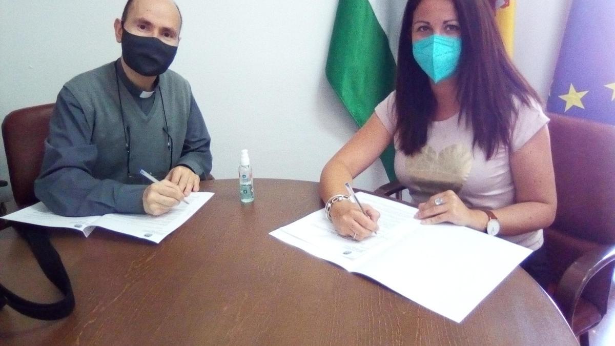 José Luis Moreno firma el convenio con la alcaldesa, Silvia Mellado.