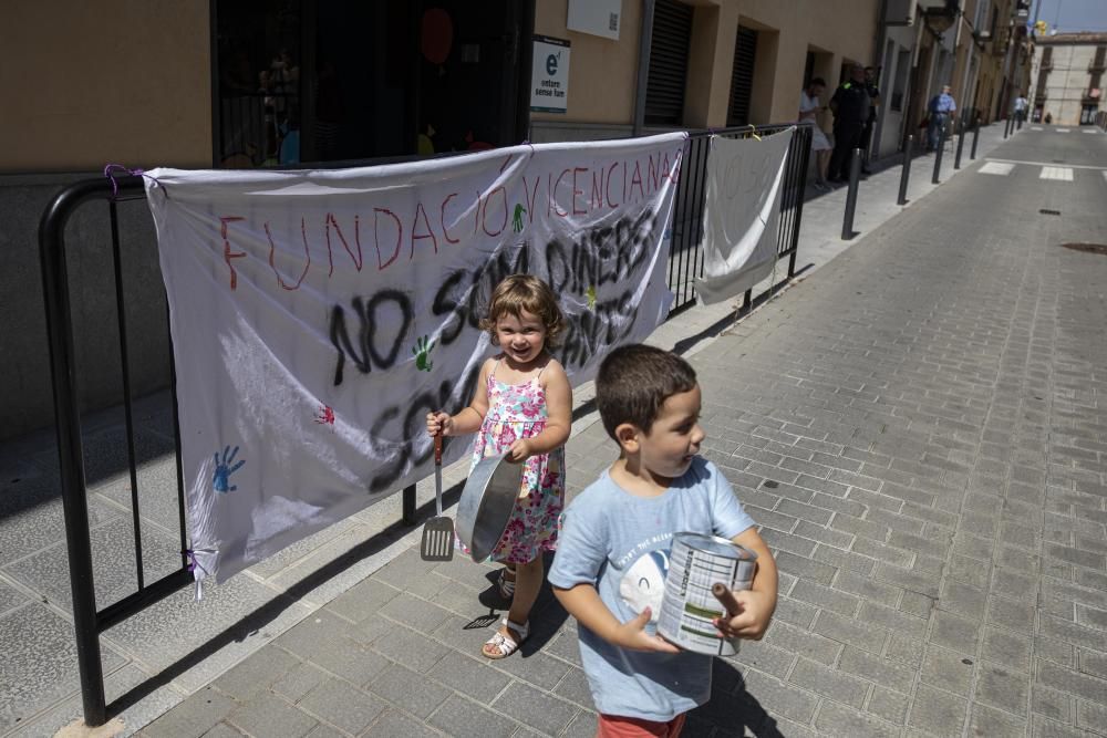 Un centenar de colomencs protesten pel tancament d'una escola bressol