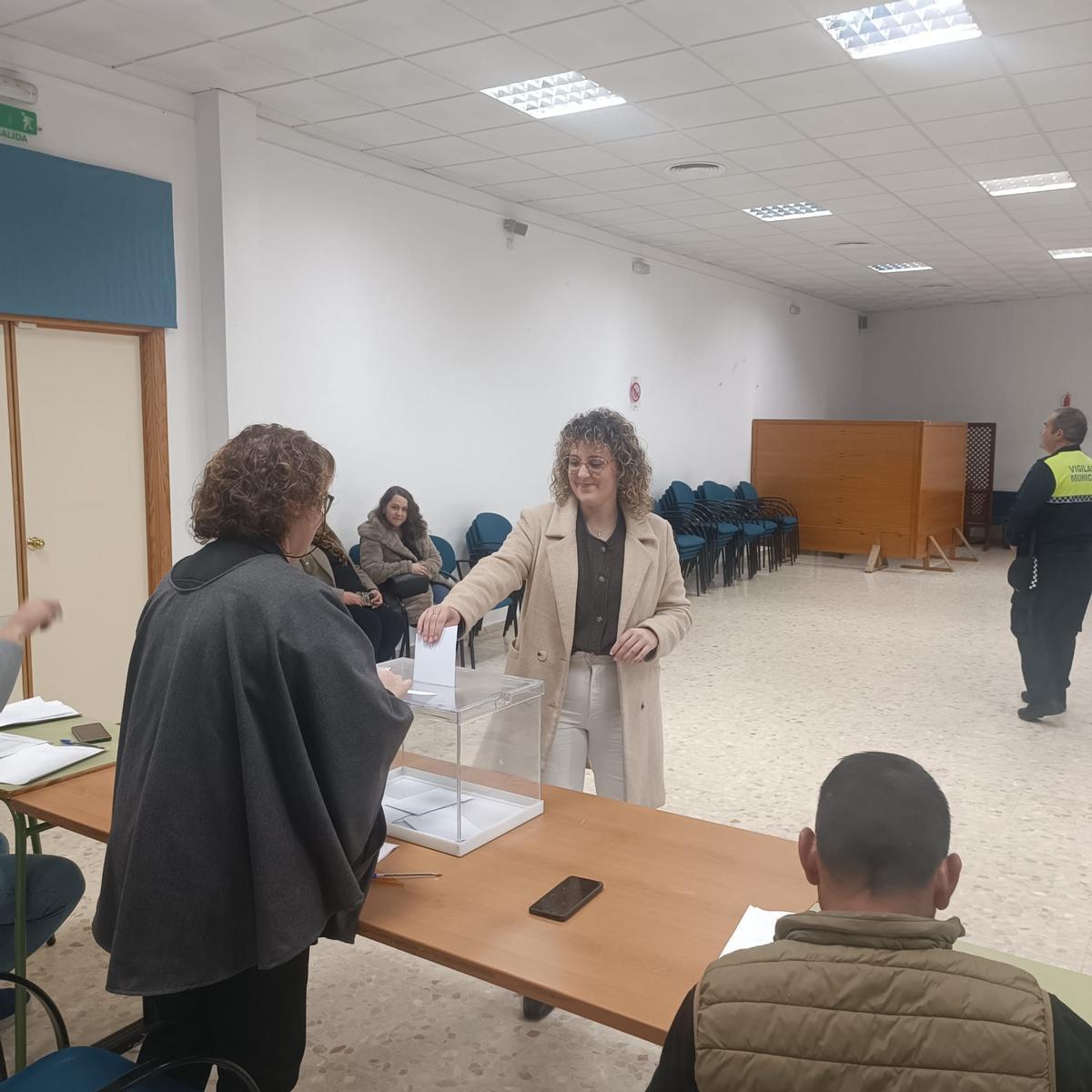 La alcaldesa accidental, María José García, votando.