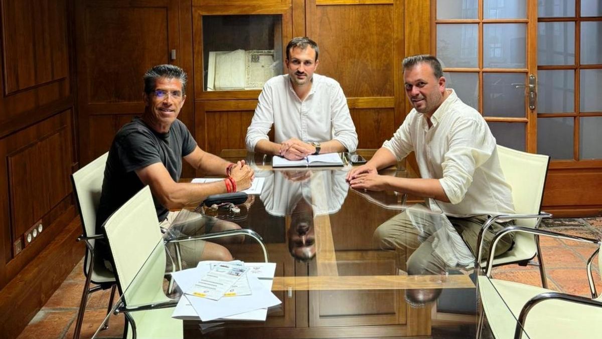 Pedro Gómez, Isaac Reyes y Manuel Muñoz, en la firma del acuerdo del regreso de Villanueva de Córdoba al Rallye Sierra Morena.