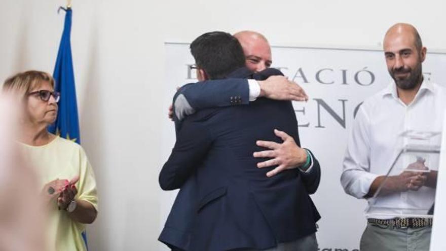 Jorge Rodríguez, tras su dimisión, abraza al candidato a relevarle en la diputación, Toni Gaspar.