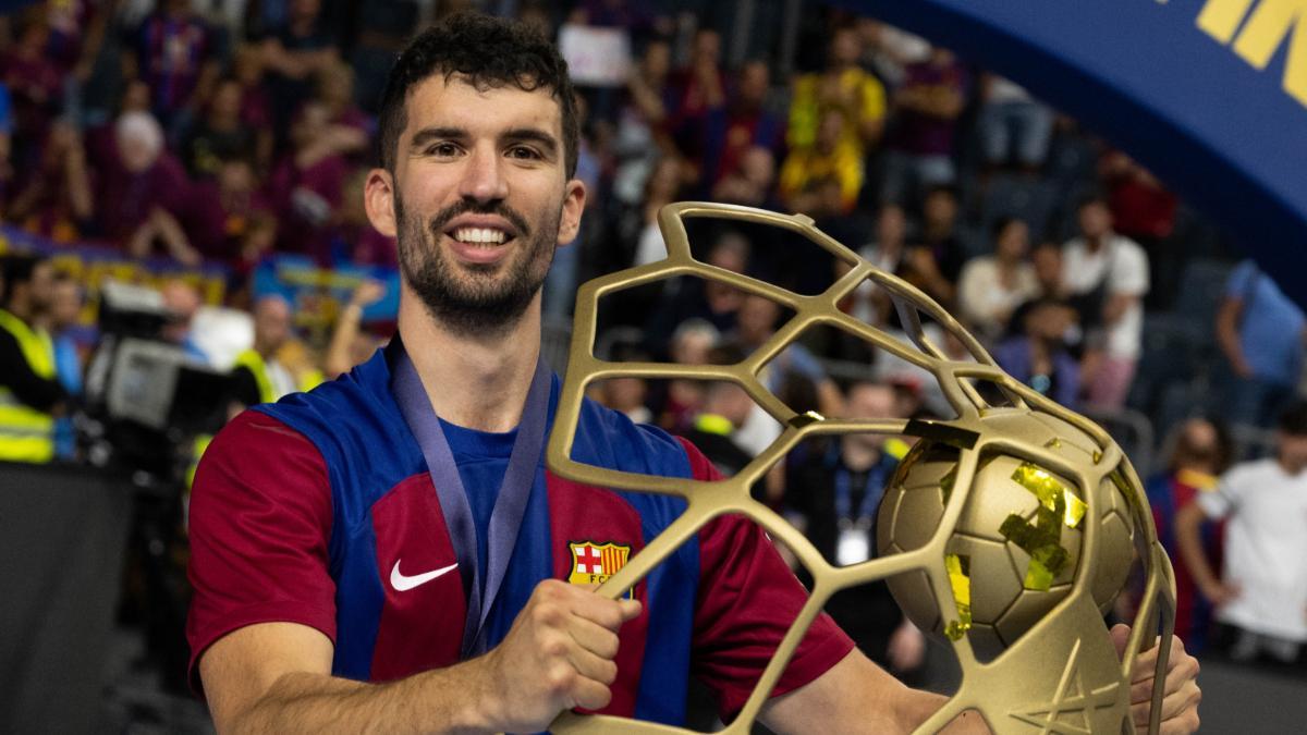 Pol Valera, con el trofeo de la EHF Champions League