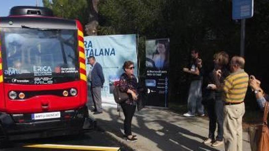 El bus Èrica, ahir a Martorell, on circularà com a prova