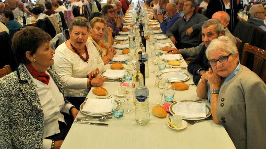 Parte de los comensales presentes en la comida de los mayores de Valdés.