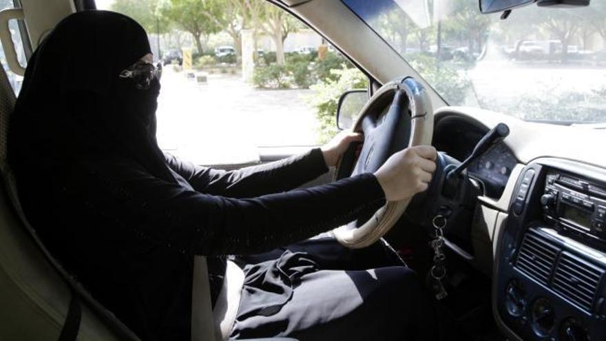 Arabia Saudí permitirá al fin que las mujeres conduzcan