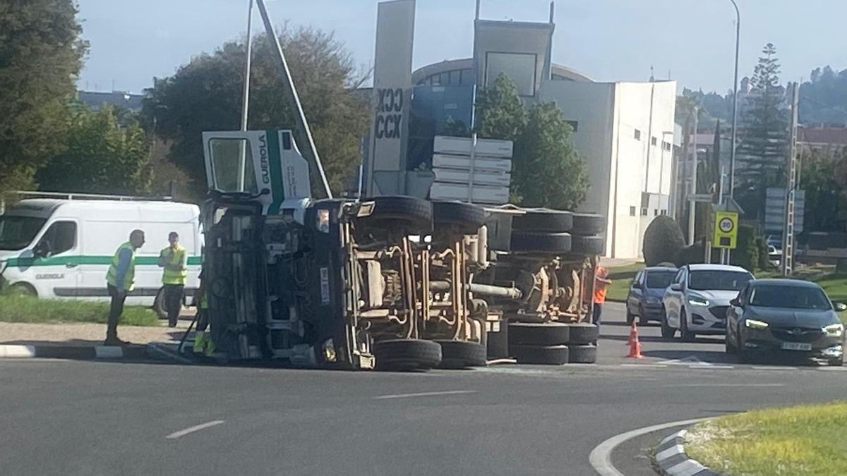 El camión hormigonera volcado en la CV-645.