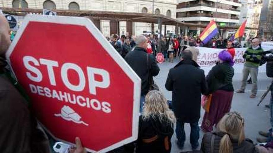 Un momento de la manifestación en la plaza de la Montañeta.