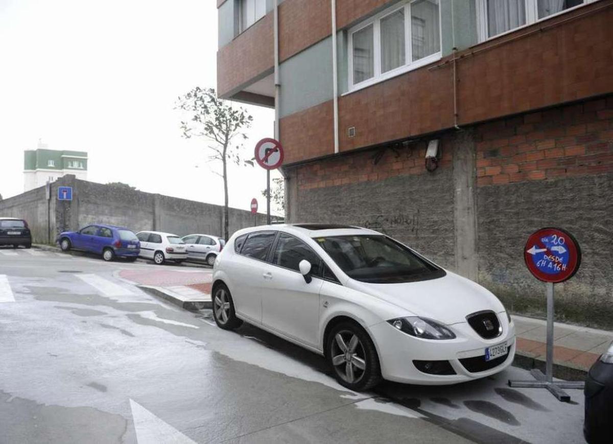 Fachada del local del Agra do Orzán propiedad de la Iglesia.