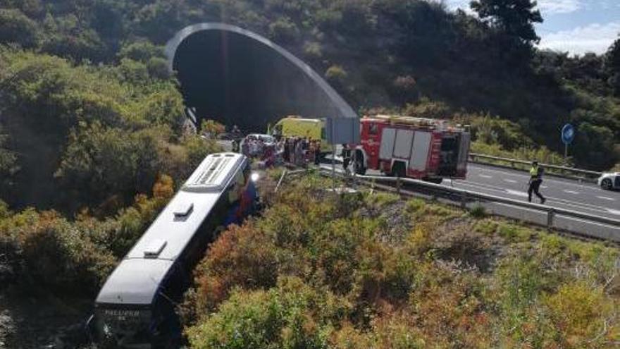 AsÃ­ quedÃ³ el autobÃºs al caer por el desnivel.