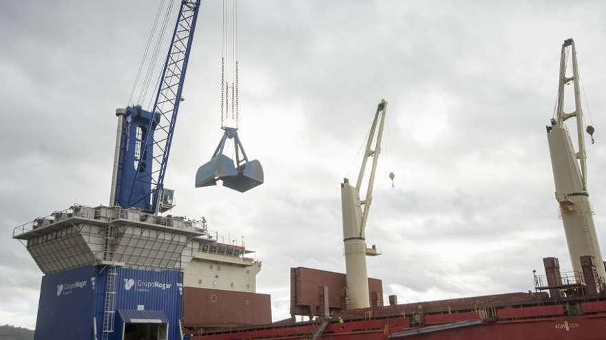 Descarga en el puerto exterior de A Coruña.