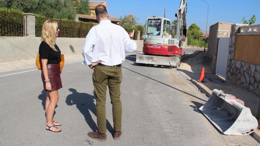 La concejala de Alumbrado Público en una visita de este verano a las obras de renovación del alumbrado en Los Girasoles.