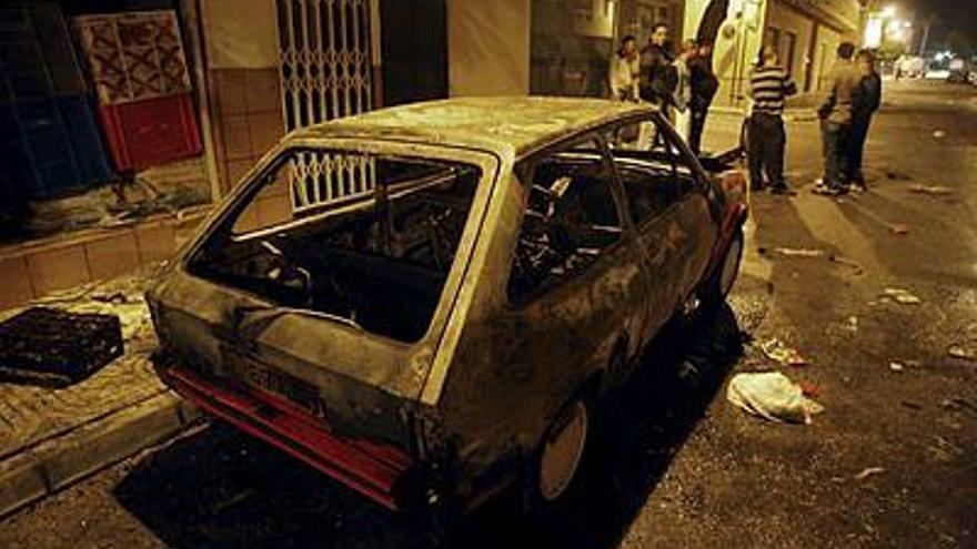 Varios coches han sido quemados durante los disturbios ocurridos esta noche en la localidad almeriense de La Mojonera