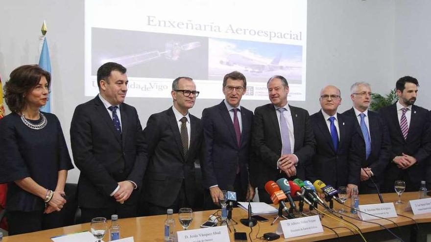 Marisol Díaz, Román Rodríguez, Jesús Vázquez, Alberto Núñez Feijóo, Salustiano Mato, José Manuel Baltar, Arno Formella y Virxilio Rodríguez, ayer en la presentación del grado de Aeroespacial. // Iñaki Osorio