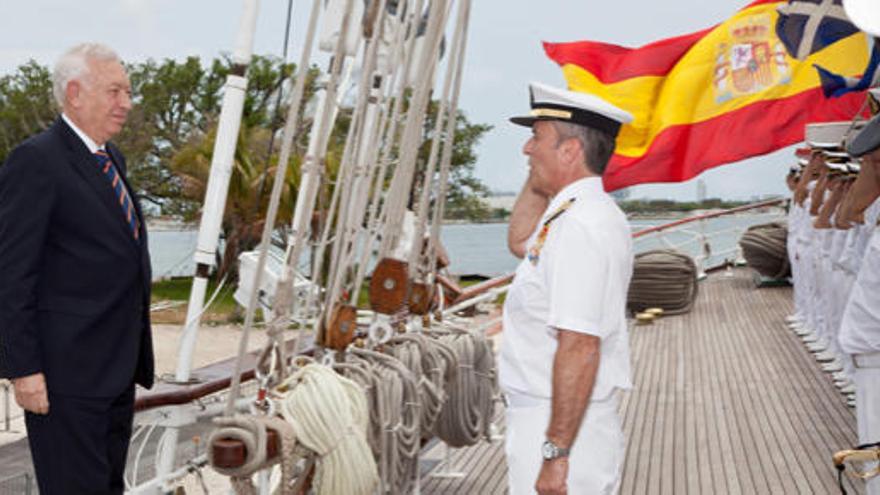 Margallo, a bordo del Juan Sebastián Elcano en Miami.