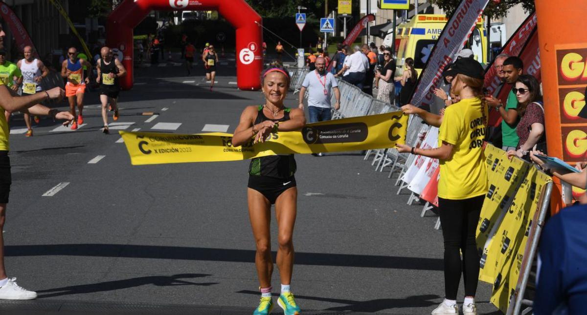 Nati García, la vencedora en categoría femenina, cruza la meta. |  // CARLOS PARDELLAS