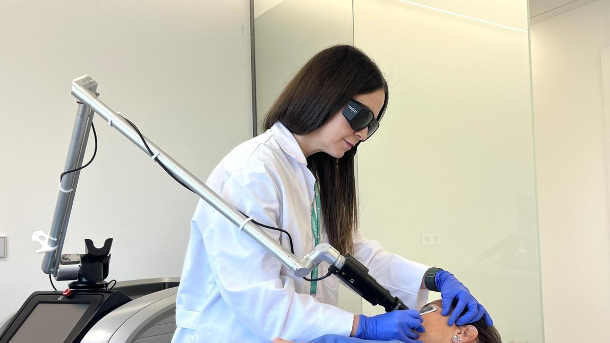 La doctora Alcántara utiliza el láser picosegundos incorporando por QuirónSalud
