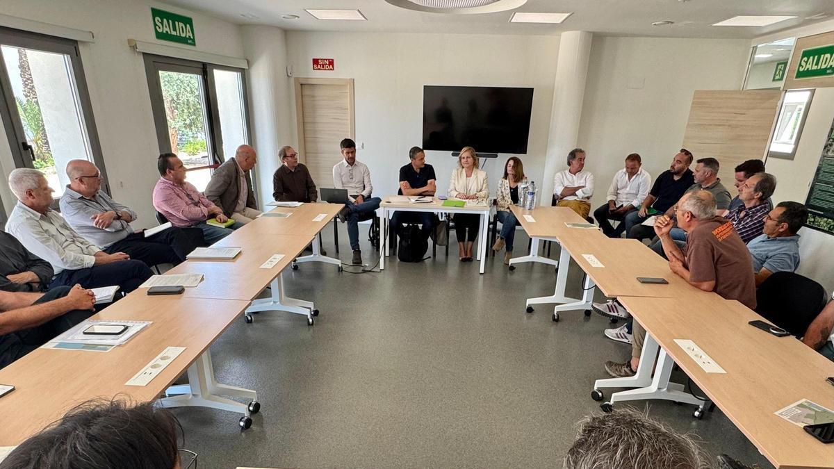 Miembros de Asaja reunidos con responsables de Sanidad Vegetal.