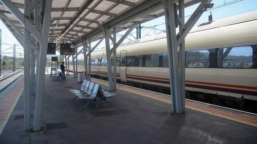 Un andén de la estación de tren de Pontevedra, ayer. // Rafa Vázquez