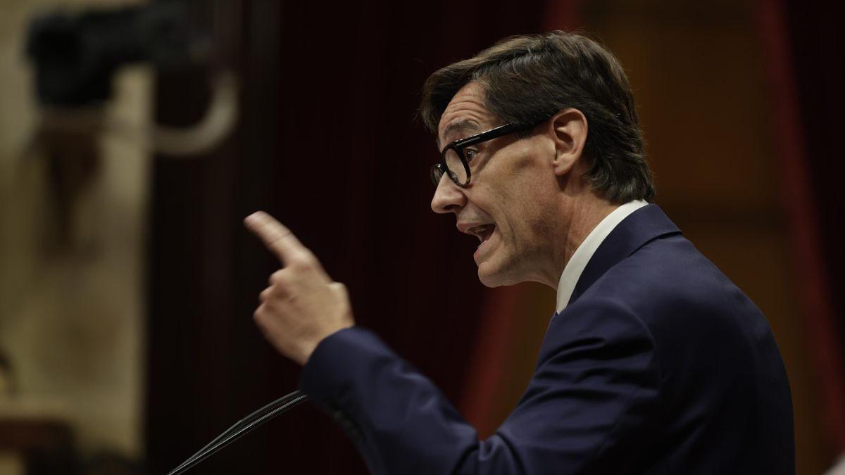 El líder del PSC, Salvador Illa, durante un pleno del Parlament.