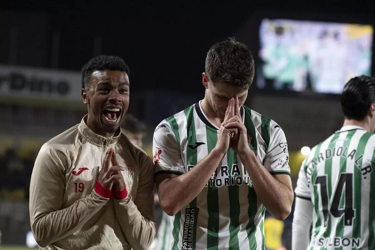 Dalisson de Almeida y Pedro Ortiz celebran el gol anulado del balear en Las Palmas.