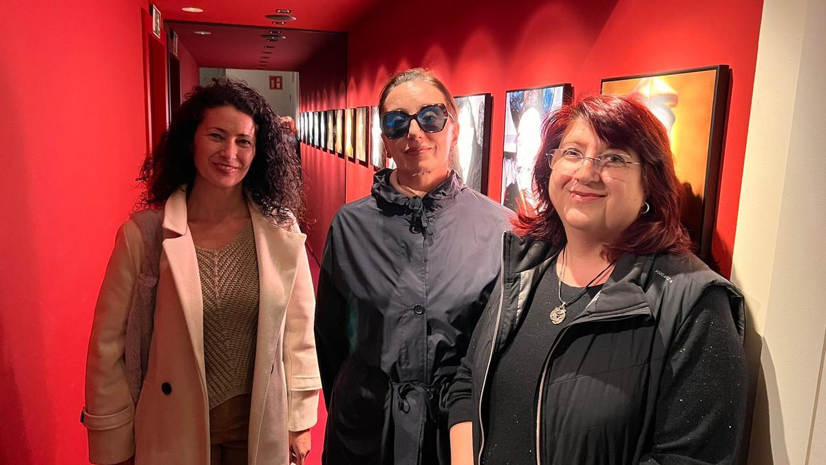 Luz Casals, amb les regidores Pilar Sánchez i Mariona Seguranyes.