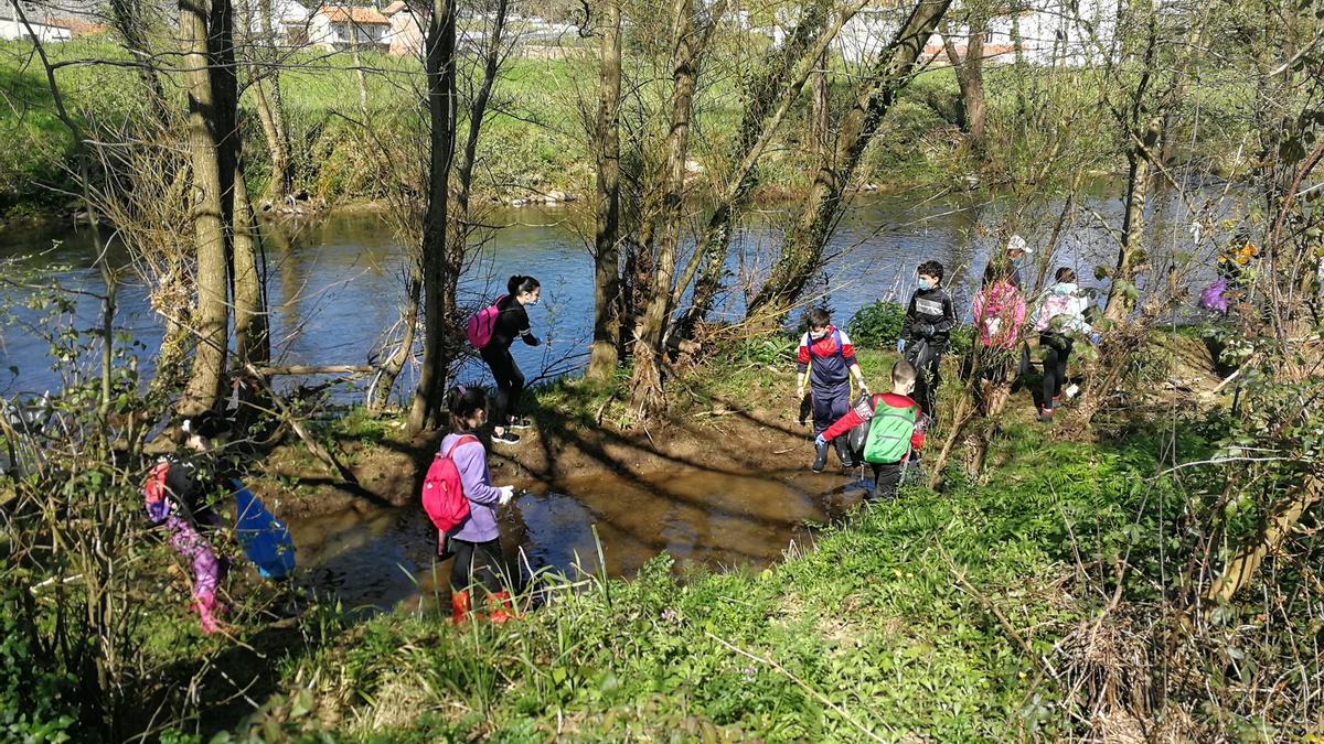 Escolares en el río Cubia, a la altura de la villa de Grado.