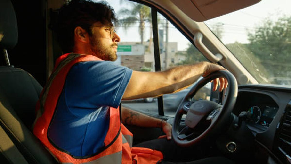Hombre conduciendo una furgoneta