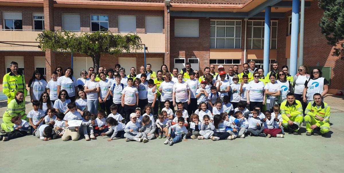 Escolares, mayores, trabajadores de Cemex y representantes de las comunidades locales participaron en esta cita. | SERVICIO ESPECIAL