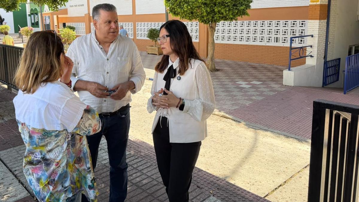 La portavoz del PSOE en Marbella, Isabel Pérez, frente al acceso principal del mercado de San Pedro.