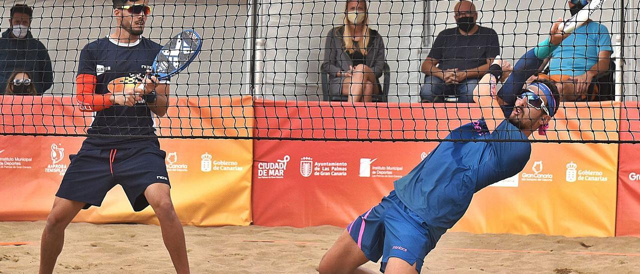 El grancanario Antomi Ramos -izquierda- y el italiano Michelle Cappeletti, durante un partido en la playa de Las Canteras. | | LP/DLP