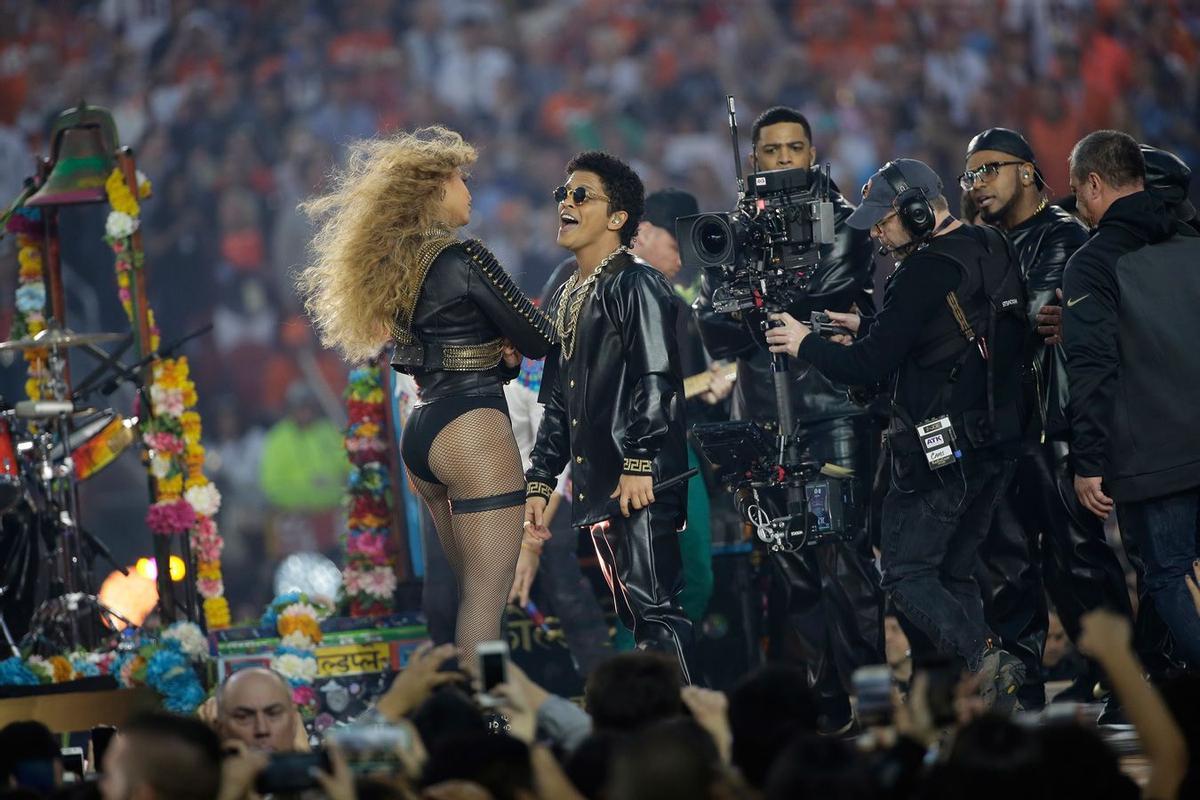 Beyoncé junto a Bruno Mars la Super Bowl
