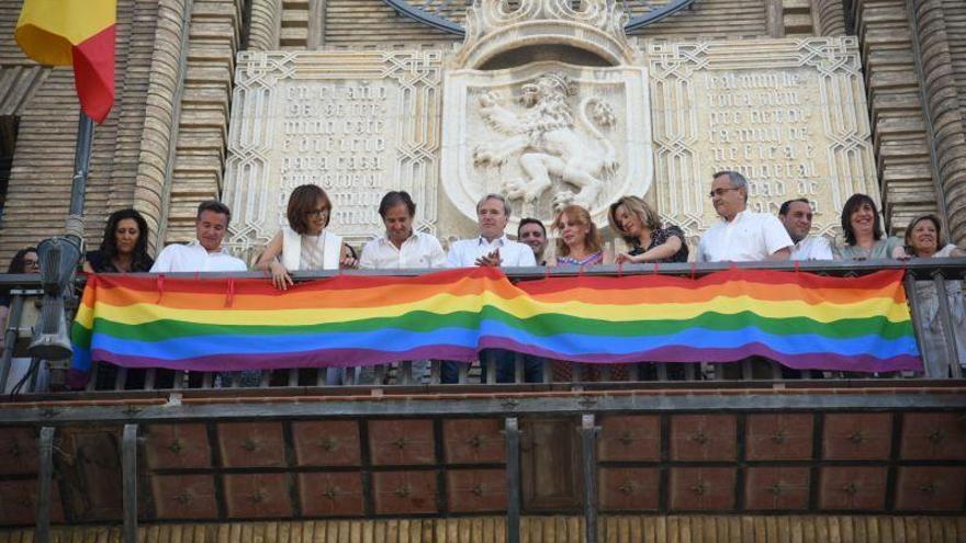 El colectivo LGTBI planta a Azcón en el izado de la bandera arcoiris