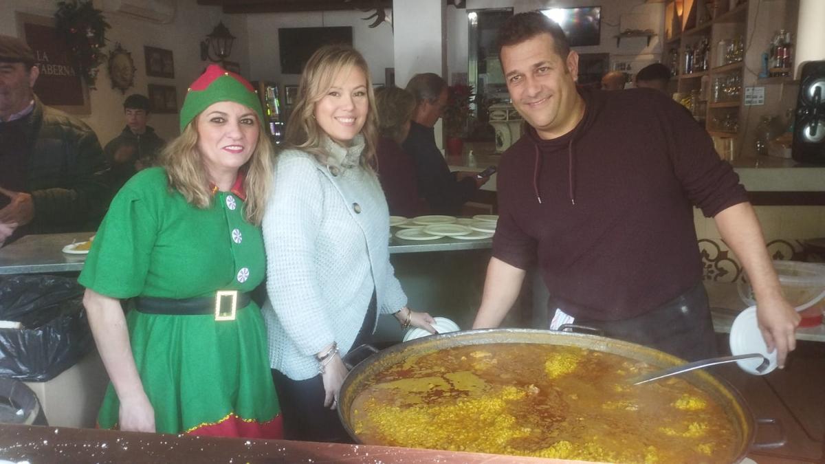 Empleados de La Taberna de Avenida de Barcelona realizan un perol al mediodía.