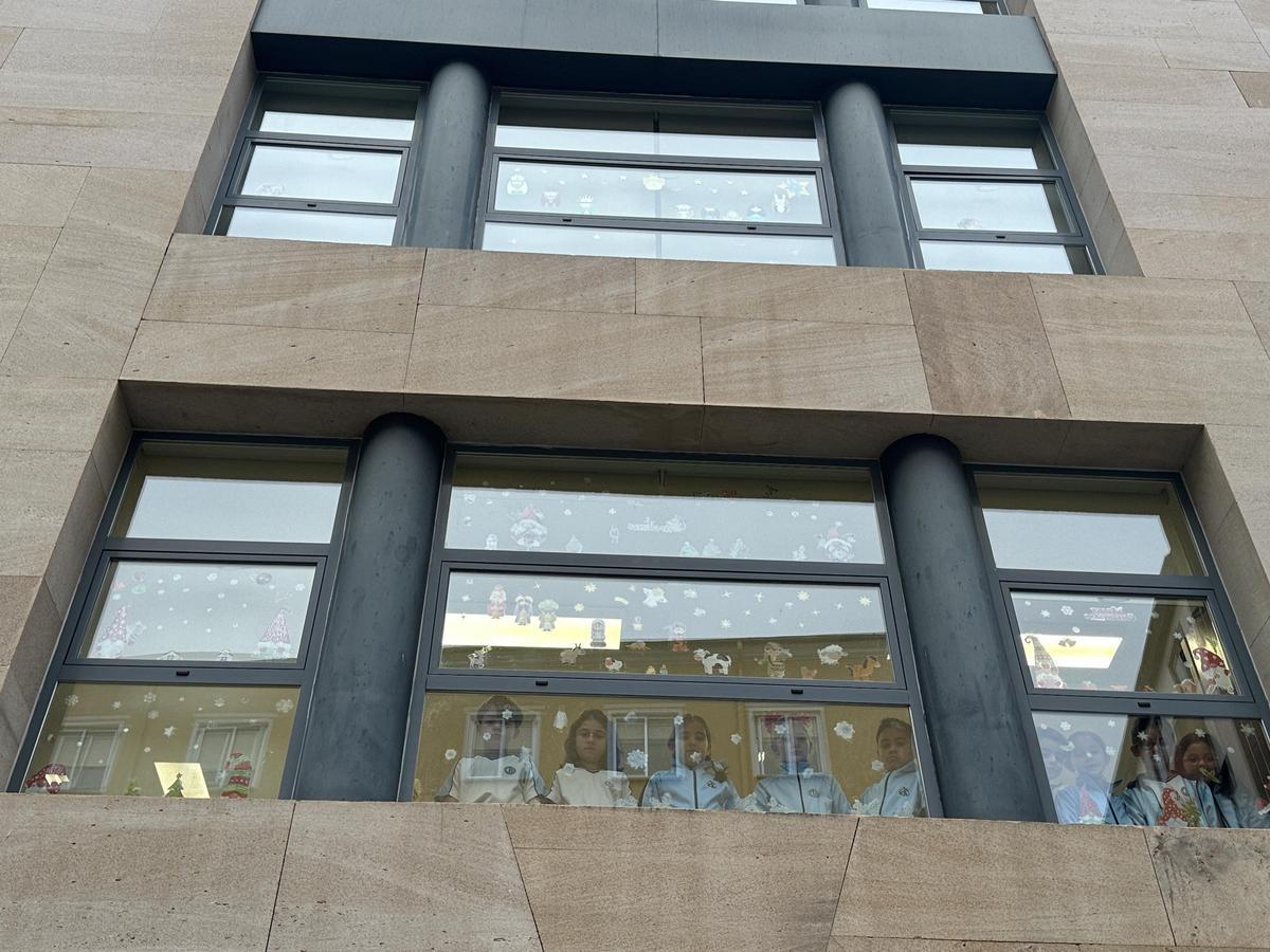 La decoración de las ventanas de la Milagrosa, vista desde el exterior.