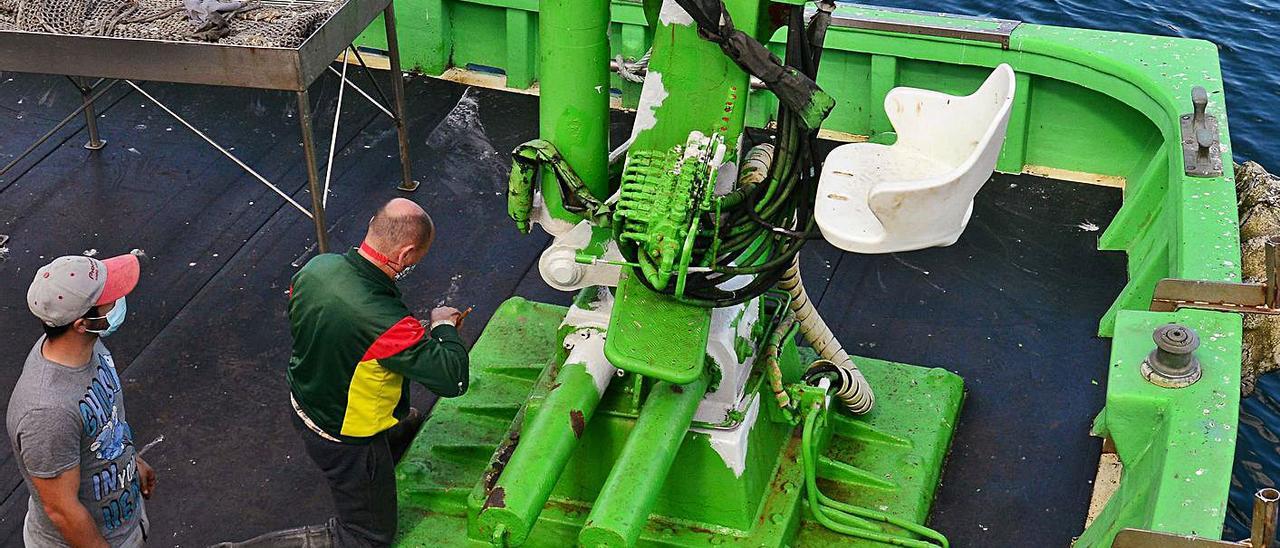 La actividad en A Mosqueira se centra estos días en realizar reparaciones de los balandros. |   // G.N.