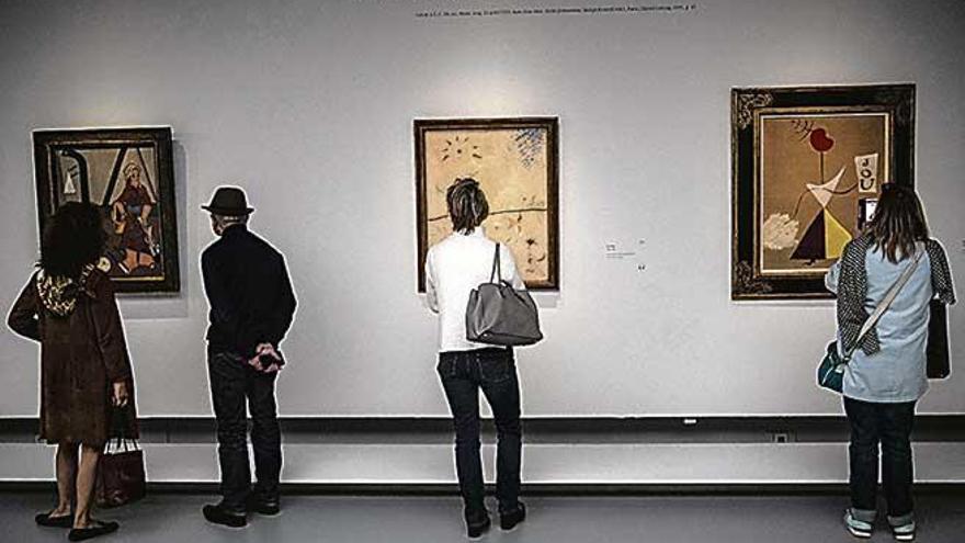 Espectadores contemplando las creaciones de Miró.