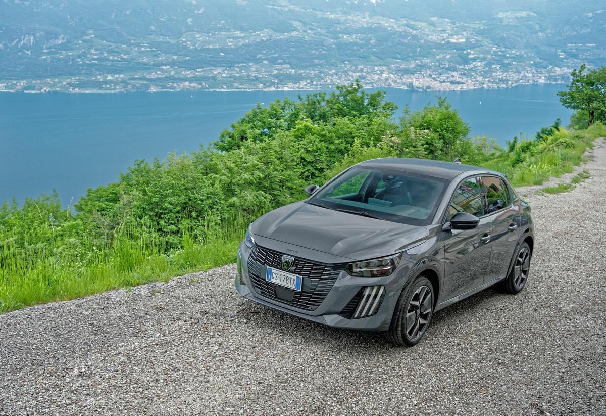 Equipado con una batería con capacidad útil de 46,3 kWh, la versión de 100 kW (136 CV) permite disfrutar de hasta 363 km de autonomía WLTP, con un consumo WLTP de 15,4 kWh/100 km